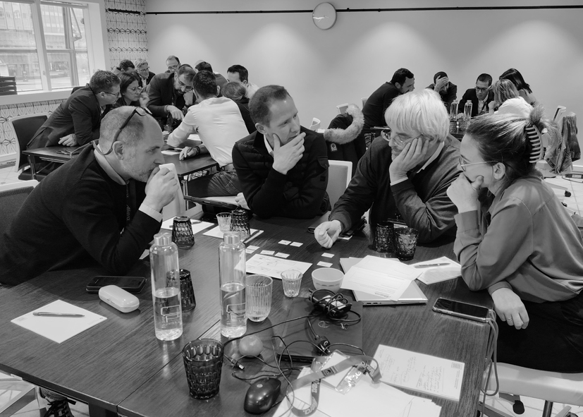 Photo en noir et blanc des participants du séminaire des formateurs Alkera Formation 2024