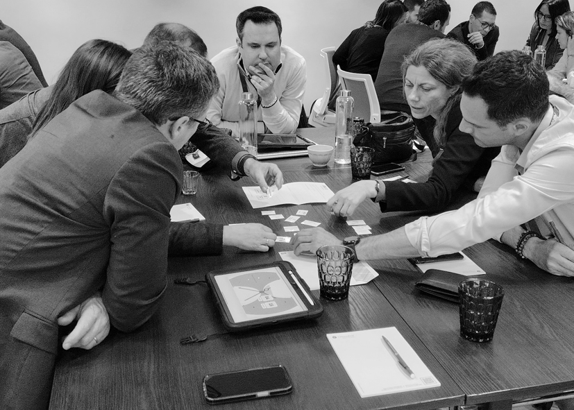 Photo en noir et blanc des participants du séminaire des formateurs Alkera Formation 2024
